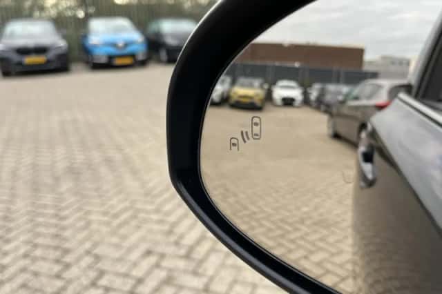 Toyota C-HR (2020) thumbnail 5