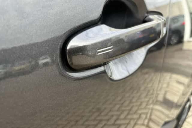 Toyota C-HR (2020) thumbnail 6