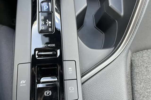 Toyota C-HR (2025) thumbnail 6