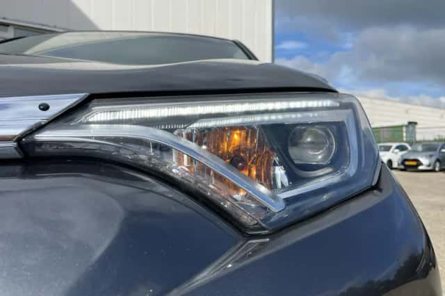 Toyota RAV4 (2017) thumbnail 3