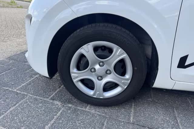Kia Picanto (2024) thumbnail 2