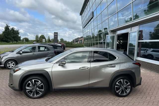 Lexus UX (2023) thumbnail 3