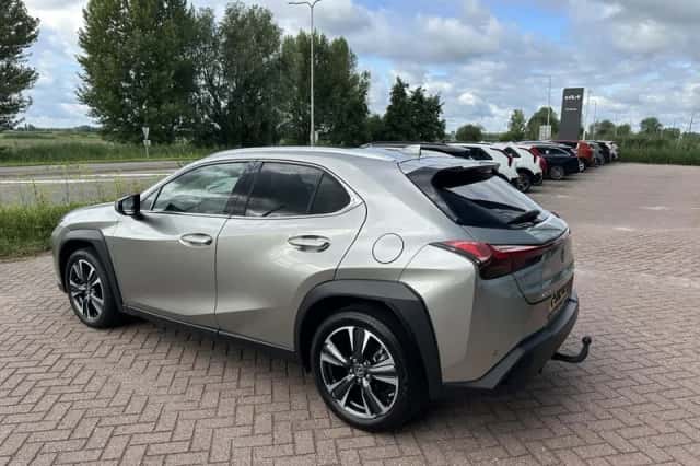 Lexus UX (2023) thumbnail 4