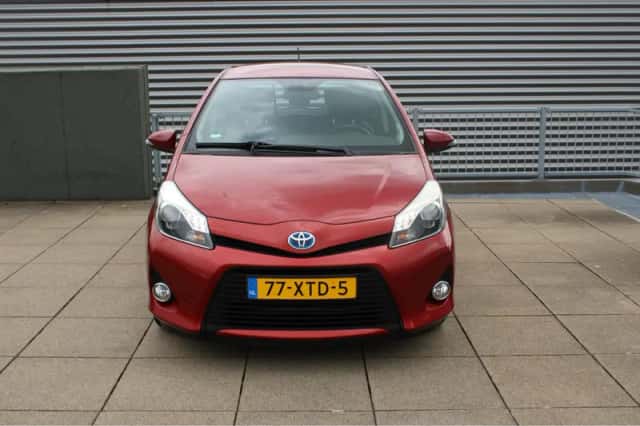 Toyota Yaris (2012) thumbnail 2