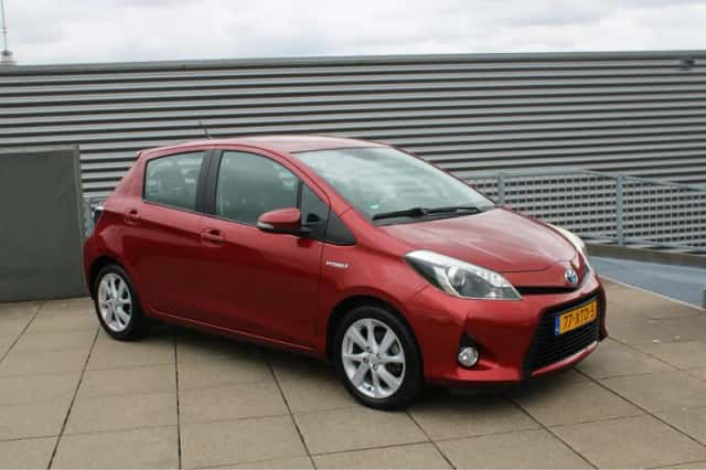 Toyota Yaris (2012) thumbnail 3