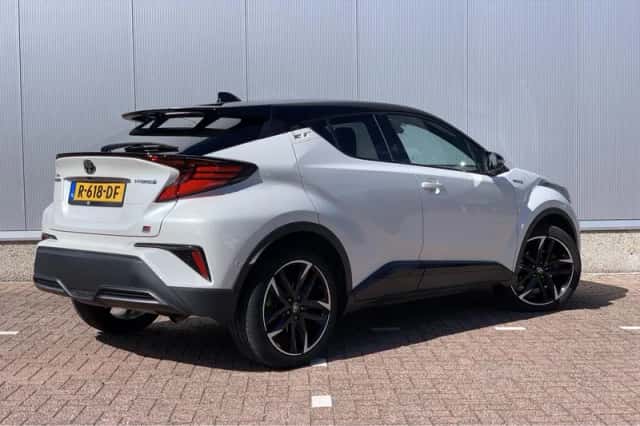 Toyota C-HR (2021) thumbnail 2