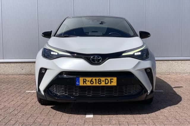 Toyota C-HR (2021) thumbnail 3