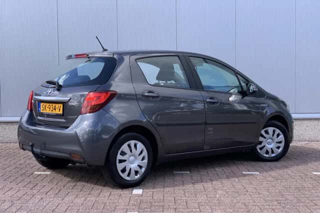 Toyota Yaris (2016) thumbnail 2