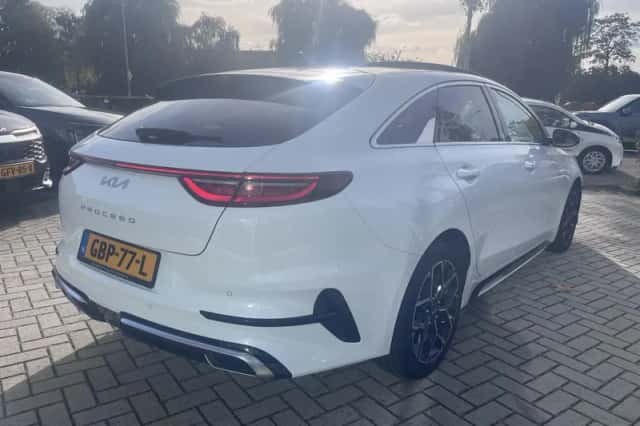 Kia ProCeed (2024) thumbnail 3