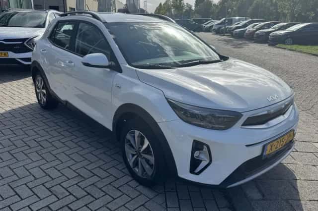 Kia Stonic (2023) thumbnail 3