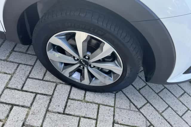 Kia Stonic (2023) thumbnail 4