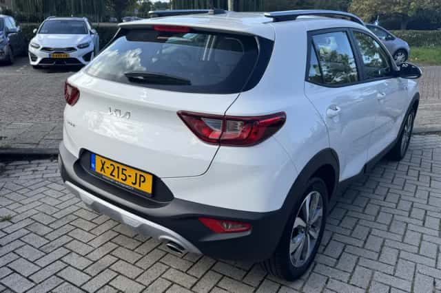 Kia Stonic (2023) thumbnail 5