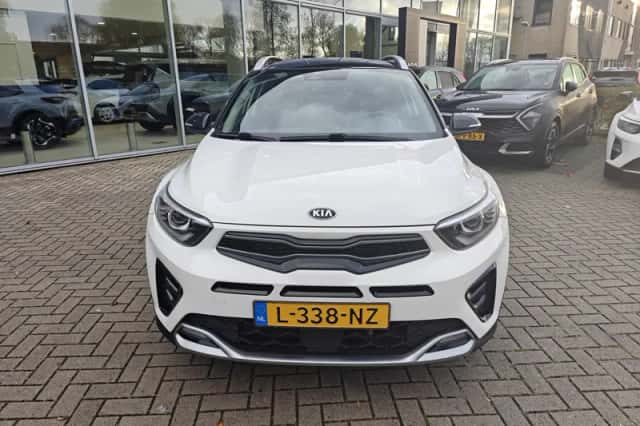 Kia Stonic (2021) thumbnail 2