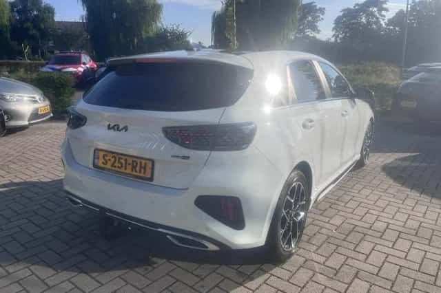 Kia Ceed (2023) thumbnail 2