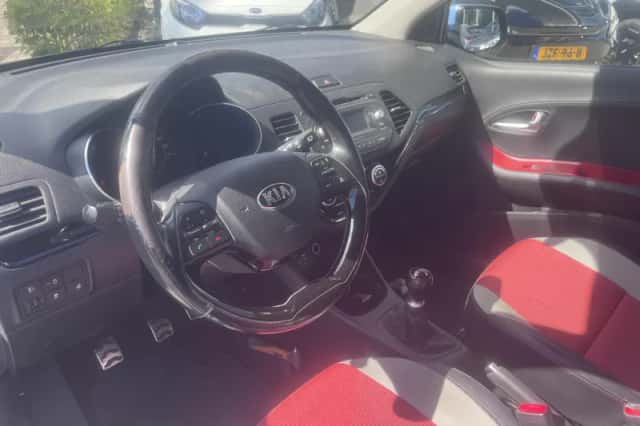 Kia Picanto (2015) thumbnail 5