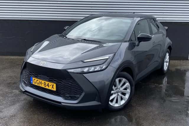 Toyota C-HR (2024) thumbnail 2