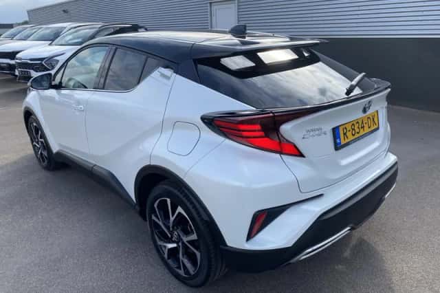 Toyota C-HR (2022) thumbnail 4