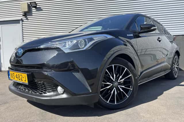 Toyota C-HR (2017) thumbnail 2