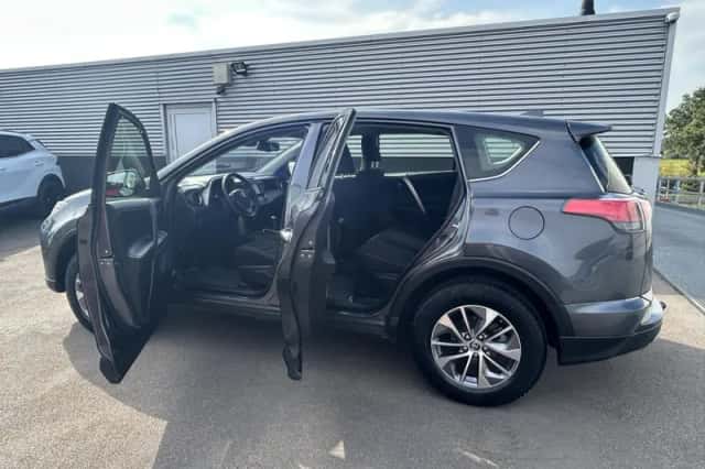 Toyota RAV4 (2018) thumbnail 3