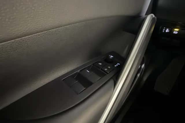 Toyota Corolla Cross (2025) thumbnail 2