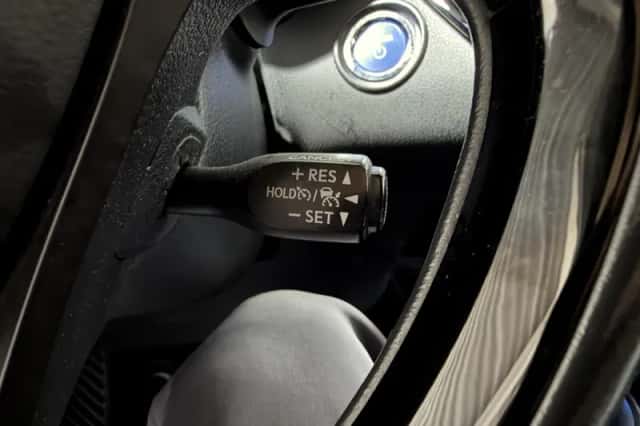 Toyota C-HR (2021) thumbnail 4