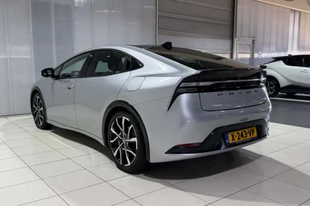 Toyota Prius (2024) thumbnail 4