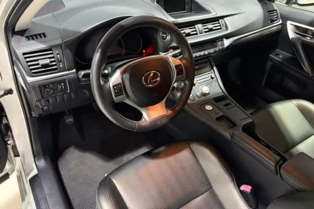 Lexus CT (2013) thumbnail 2