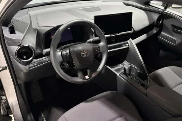 Toyota C-HR (2025) thumbnail 2