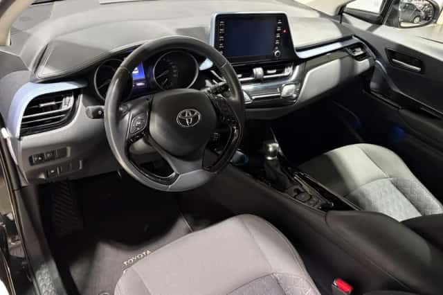 Toyota C-HR (2020) thumbnail 2