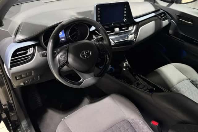 Toyota C-HR (2021) thumbnail 2