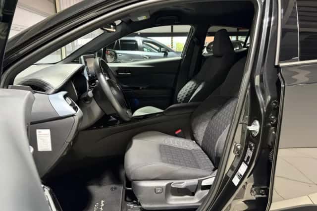 Toyota C-HR (2021) thumbnail 3