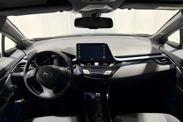 Toyota C-HR (2021) thumbnail 4