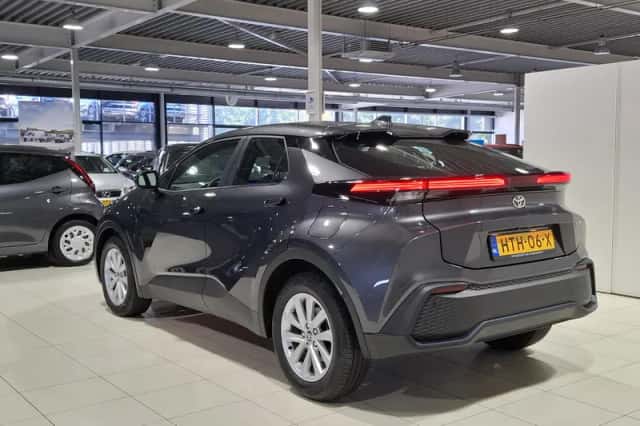 Toyota C-HR (2025) thumbnail 5