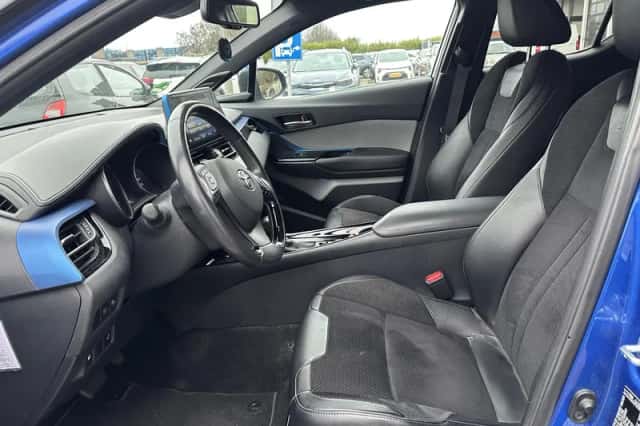 Toyota C-HR (2019) thumbnail 2