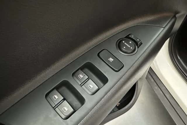 Kia Stonic (2025) thumbnail 3