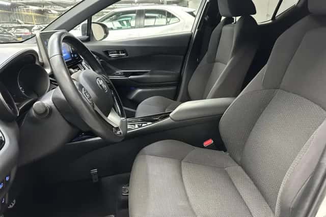 Toyota C-HR (2019) thumbnail 2