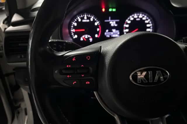 Kia Rio (2017) thumbnail 6