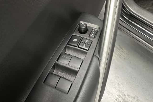 Toyota Corolla Cross (2025) thumbnail 3