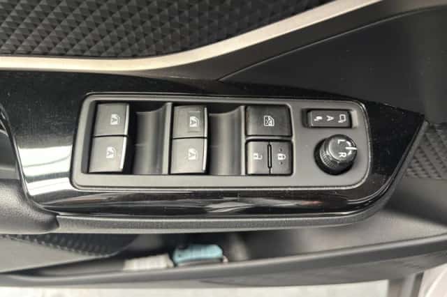 Toyota C-HR (2018) thumbnail 3