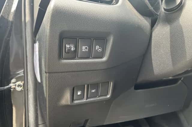 Toyota C-HR (2017) thumbnail 3