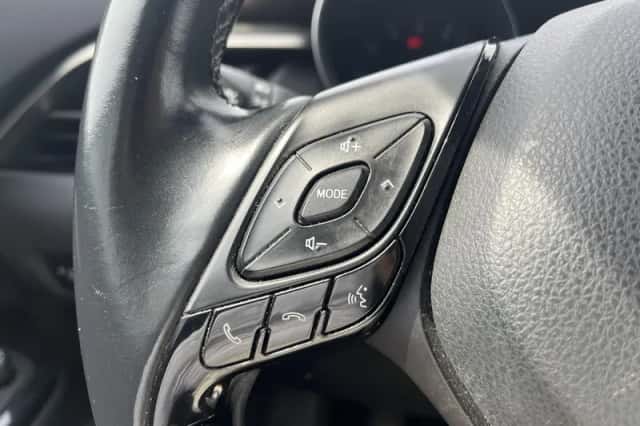 Toyota C-HR (2017) thumbnail 6