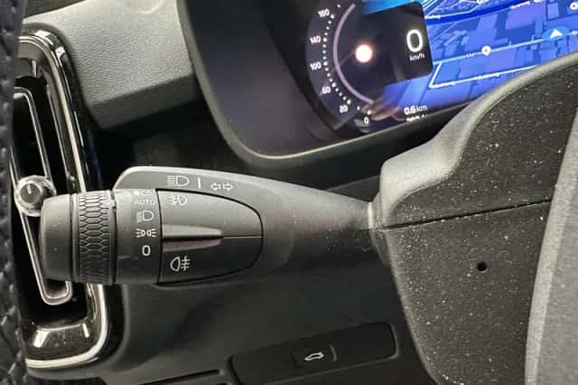 Volvo XC40 (2024) thumbnail 3