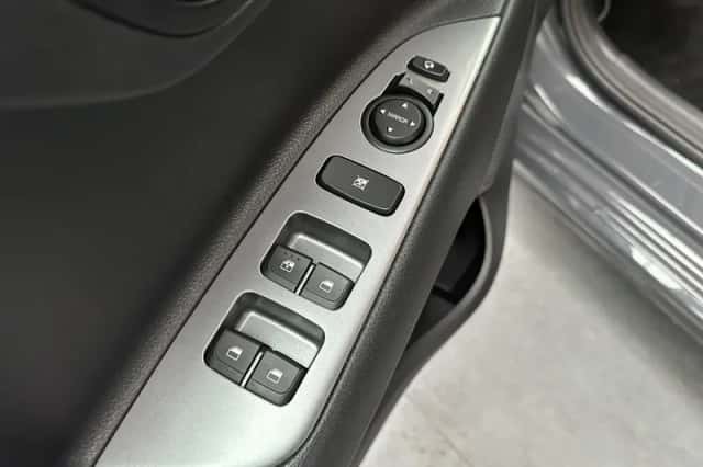 Kia Rio (2022) thumbnail 3