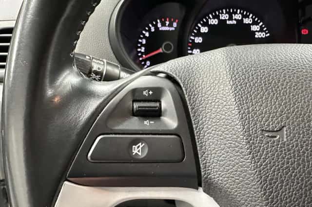 Kia Picanto (2013) thumbnail 5