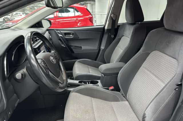 Toyota Auris (2018) thumbnail 2