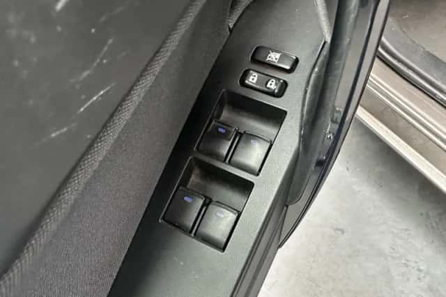 Toyota Auris (2018) thumbnail 3