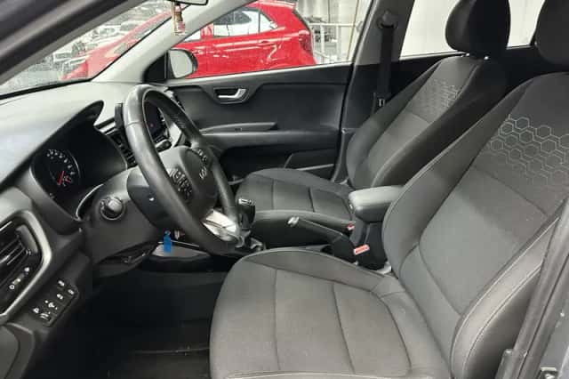 Kia Rio (2023) thumbnail 2