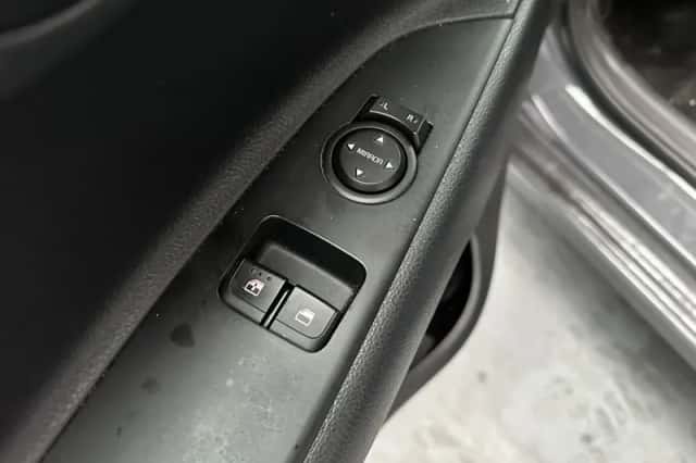 Kia Rio (2023) thumbnail 3