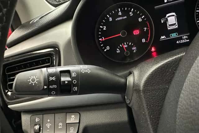 Kia Rio (2023) thumbnail 6