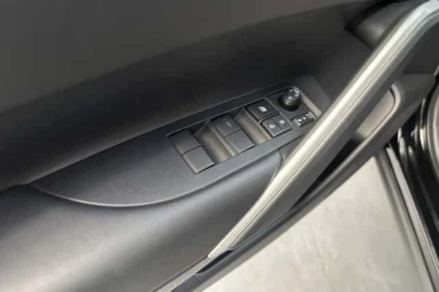 Toyota Corolla Cross (2025) thumbnail 3